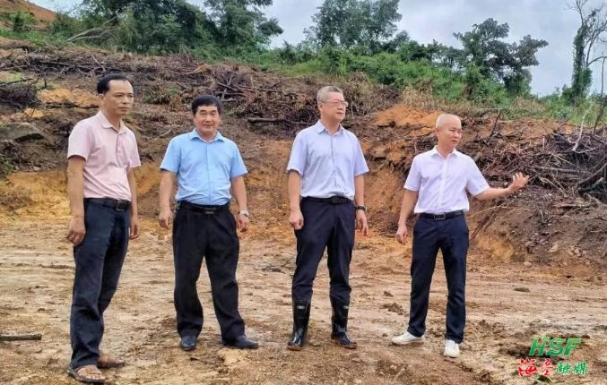 艾轶伦实地调研牛岭农场公司榴莲蜜种植基地建设情况。梅继林 摄